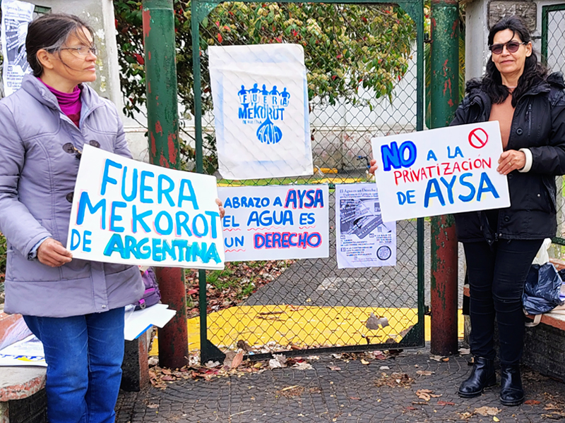 Vecinas se manifiestan a favor del agua y contra la empresa Mekorot