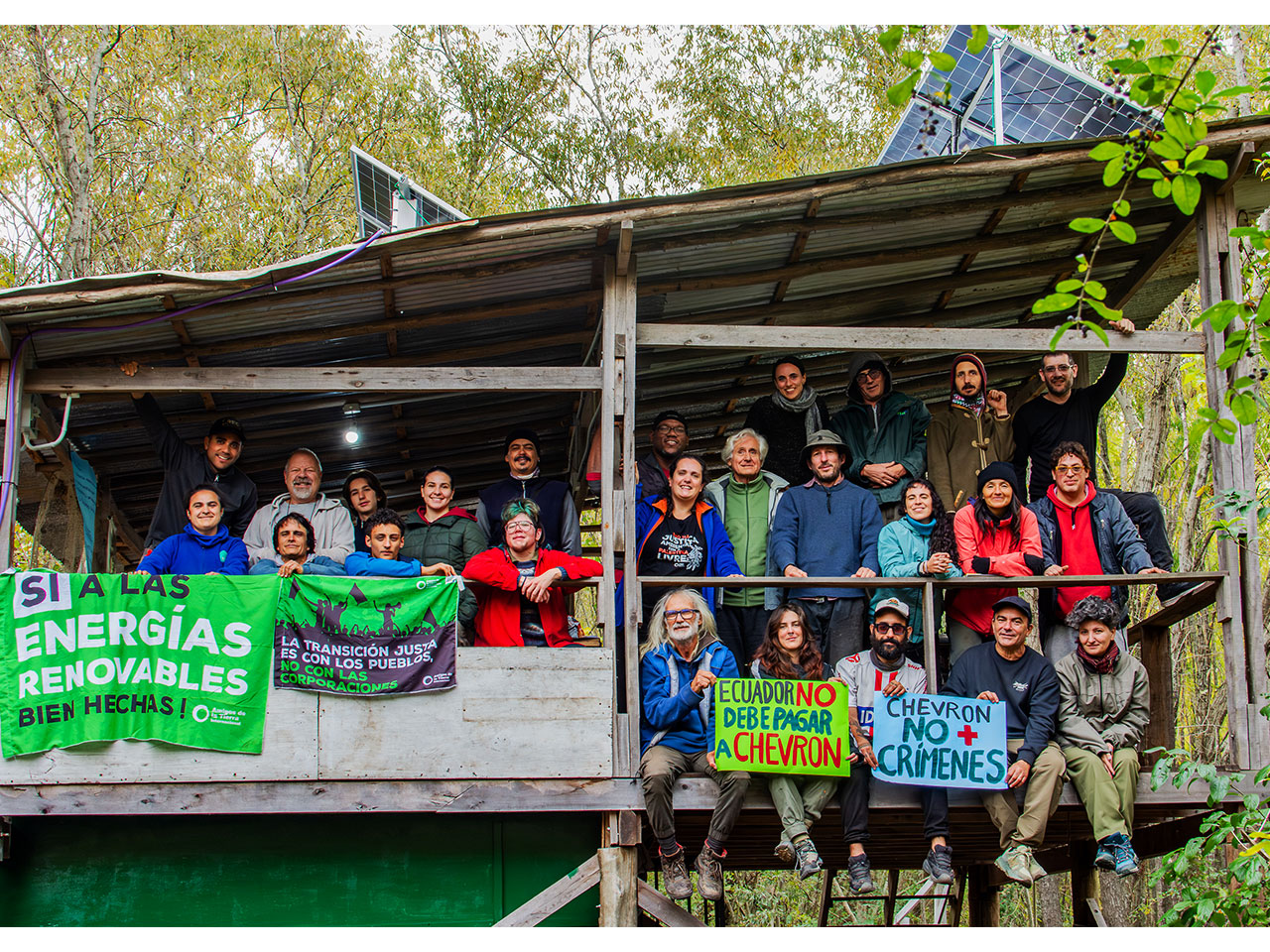 Grupo apoyando energías renovables y justicia